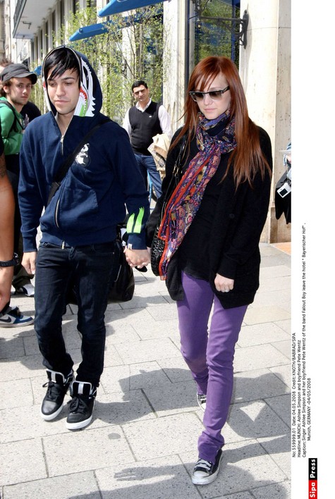 ashlee_simpson_pete_wentz040508_nc.jpg